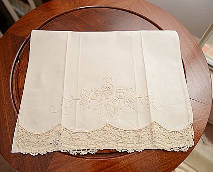 Guest Towel. Cluny Lace. Southern Hearts Ecru color - Click Image to Close